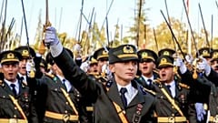 Kara Harp Okulu birincisi Ebru Eroğlu (ortada) yemin esnasında silah arkadaşlarıyla görüntüleniyor (Fotoğraf: X)