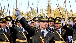 Kara Harp Okulu birincisi Ebru Eroğlu (ortada) yemin esnasında silah arkadaşlarıyla görüntüleniyor (Fotoğraf: X)