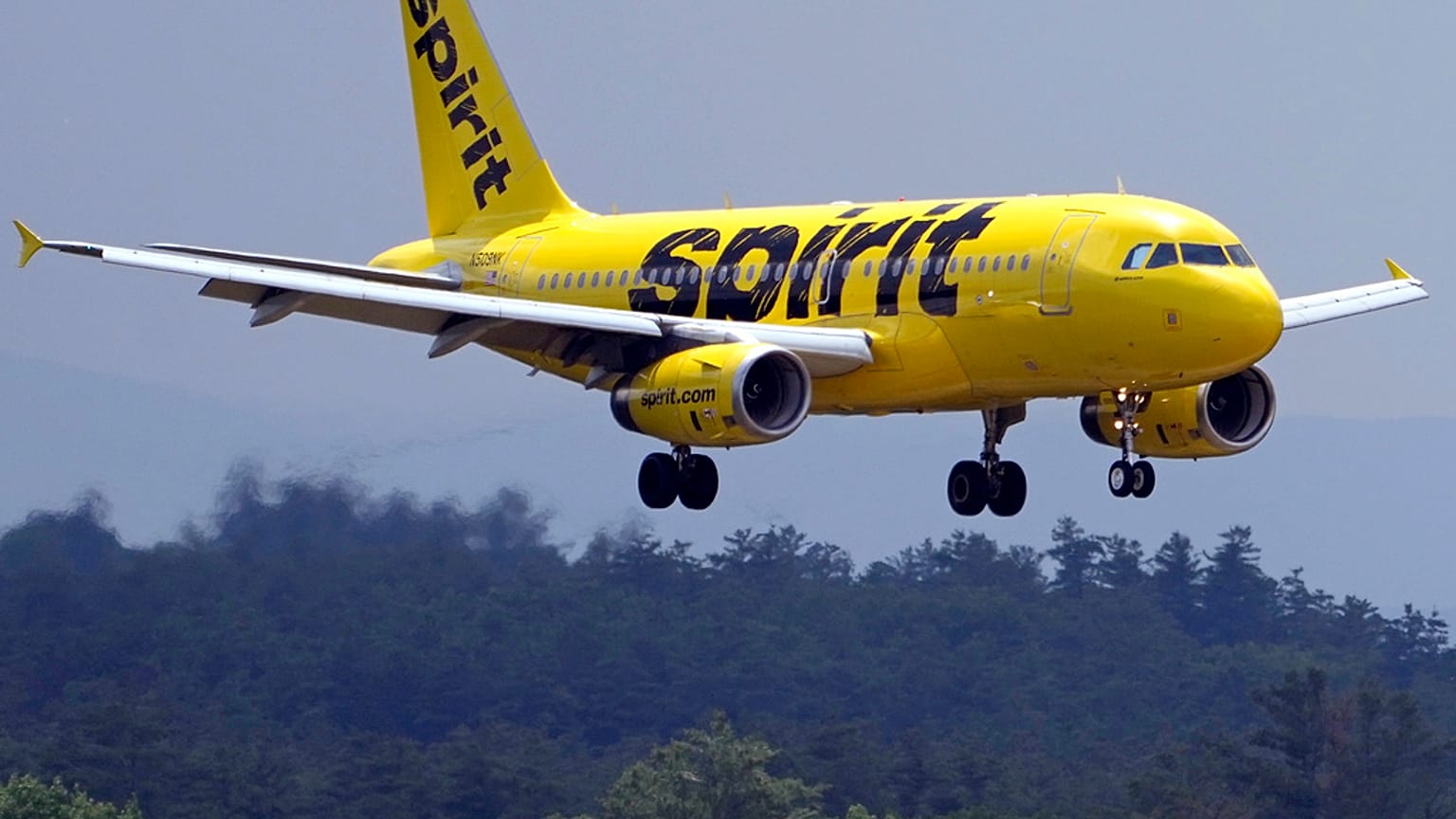 طائرة إيرباص A319 تابعة لخطوط سبيريت الجوية تقترب من الهبوط في مطار مانشستر بوسطن الإقليمي