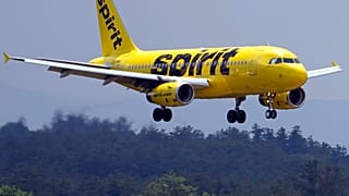 طائرة إيرباص A319 تابعة لخطوط سبيريت الجوية تقترب من الهبوط في مطار مانشستر بوسطن الإقليمي
