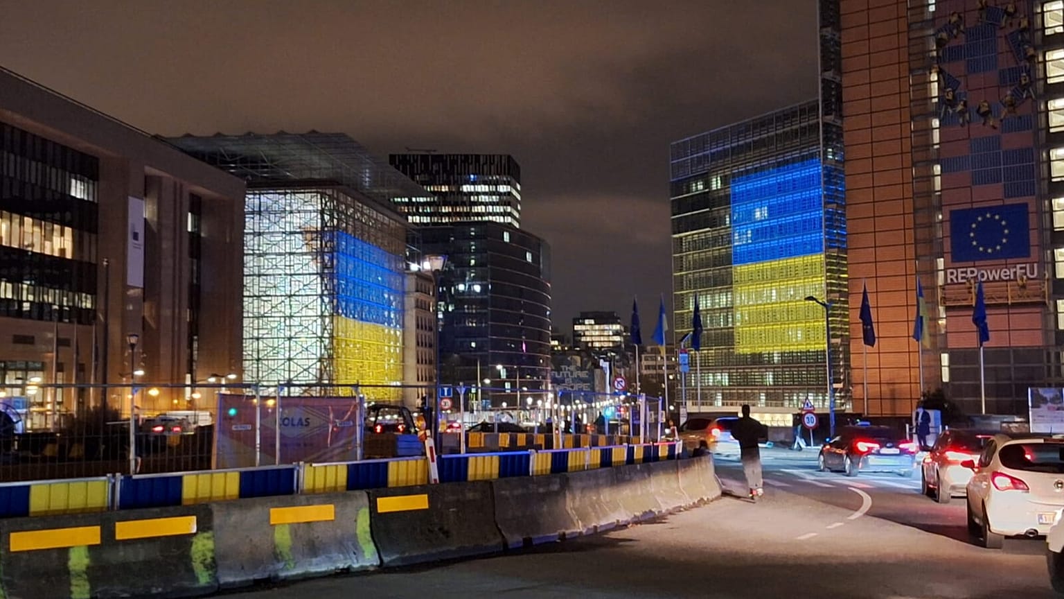 Banderas ucranianas desplegadas en la Comisión Europea durante la noche del lunes 18 de noviembre de 2024.