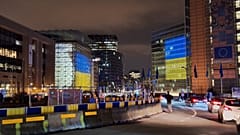 Bandeiras ucranianas expostas na Comissão Europeia, 18 de novembro de 2024.