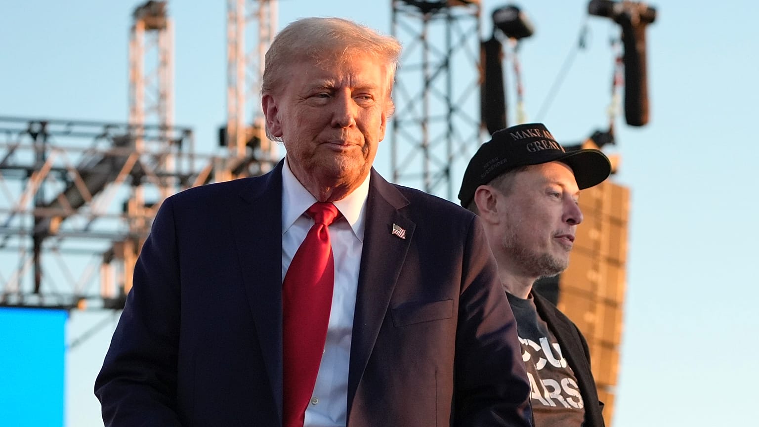 Elon Musk, 5 Ekim 2024 Cumartesi günü bir kampanya etkinliğinde Seçilmiş Başkan Donald Trump ile görüntüleniyor