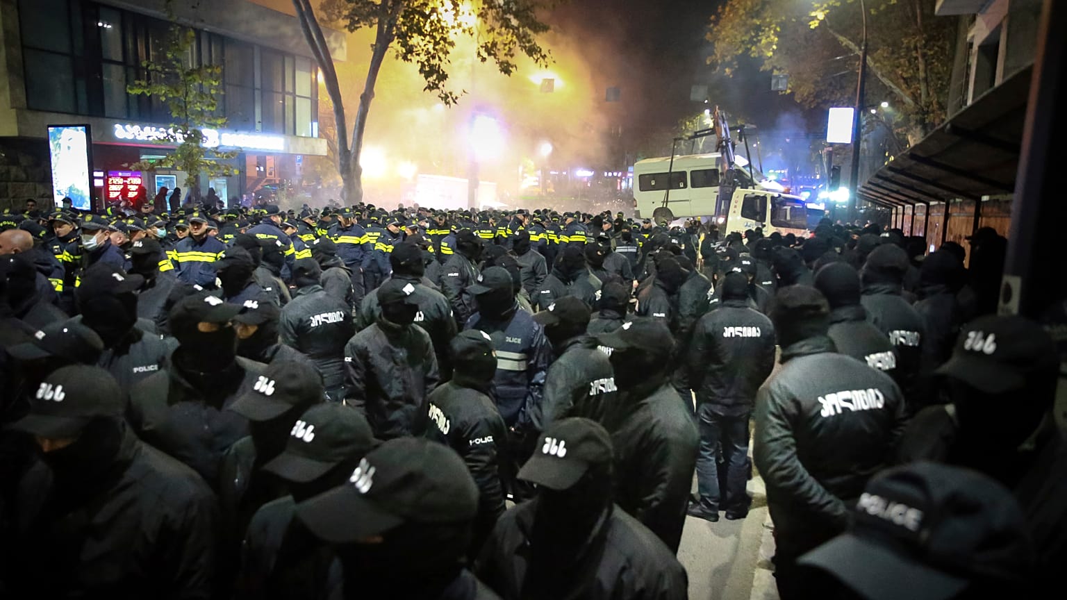 In Tiflis hat die Polizei Demonstrationen gegen die Regierung gewaltsam beendet. 