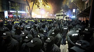 In Tiflis hat die Polizei Demonstrationen gegen die Regierung gewaltsam beendet.