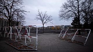 ARCHIV. Schutzzäune um das Holocaust-Mahnmal, anlässlich des 85. Jahrestages der Novemberpogrome 1938, in Berlin-Mitte, Deutschland, 9. November 2023.