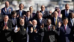 Les dirigeants participant au sommet du G20 posent pour une photo de groupe à Rio de Janeiro, lundi 18 novembre 2024.