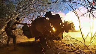Orosz katona az ukránok állásait lövi a Kurszki térségben