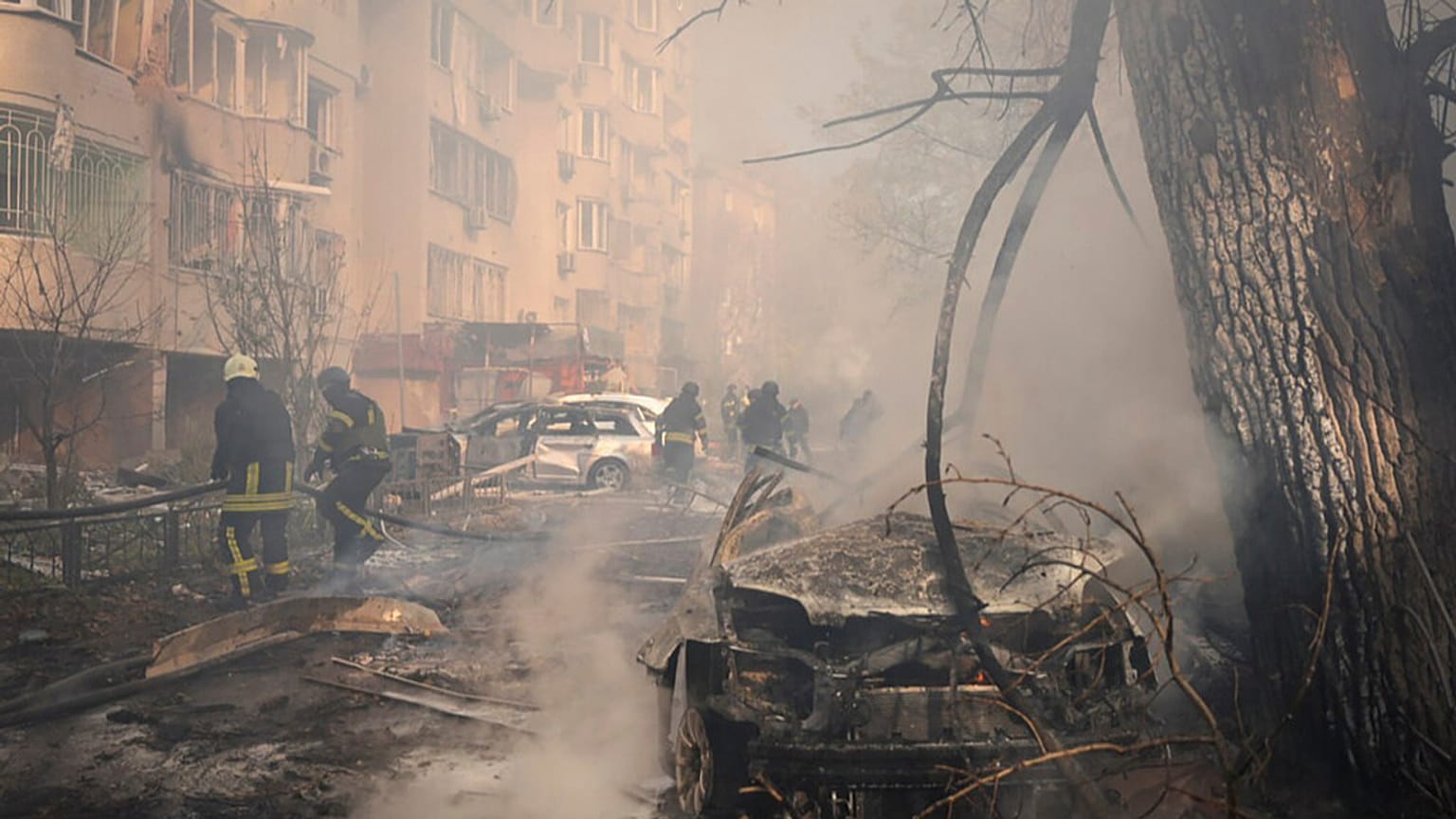 In questa foto fornita dal Servizio di emergenza ucraino, il personale dei servizi di emergenza lavora per spegnere un incendio a seguito di un attacco missilistico russo a Odesa, in Ucraina, lunedì, 
