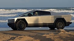 Bir Tesla Cybertruck Boca Chica, Teksas'ta sahil boyunca ilerliyor