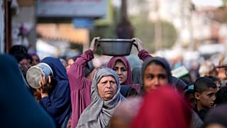 فلسطينيون يقفون في طابور للحصول على الطعام في دير البلح، قطاع غزة، يوم الإثنين 18 نوفمبر /تشرين 2024