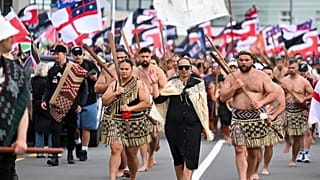 Les Maoris marchent dans les rues de Wellington, en Nouvelle-Zélande, en protestation d'un projet de loi, le 19.11.2024