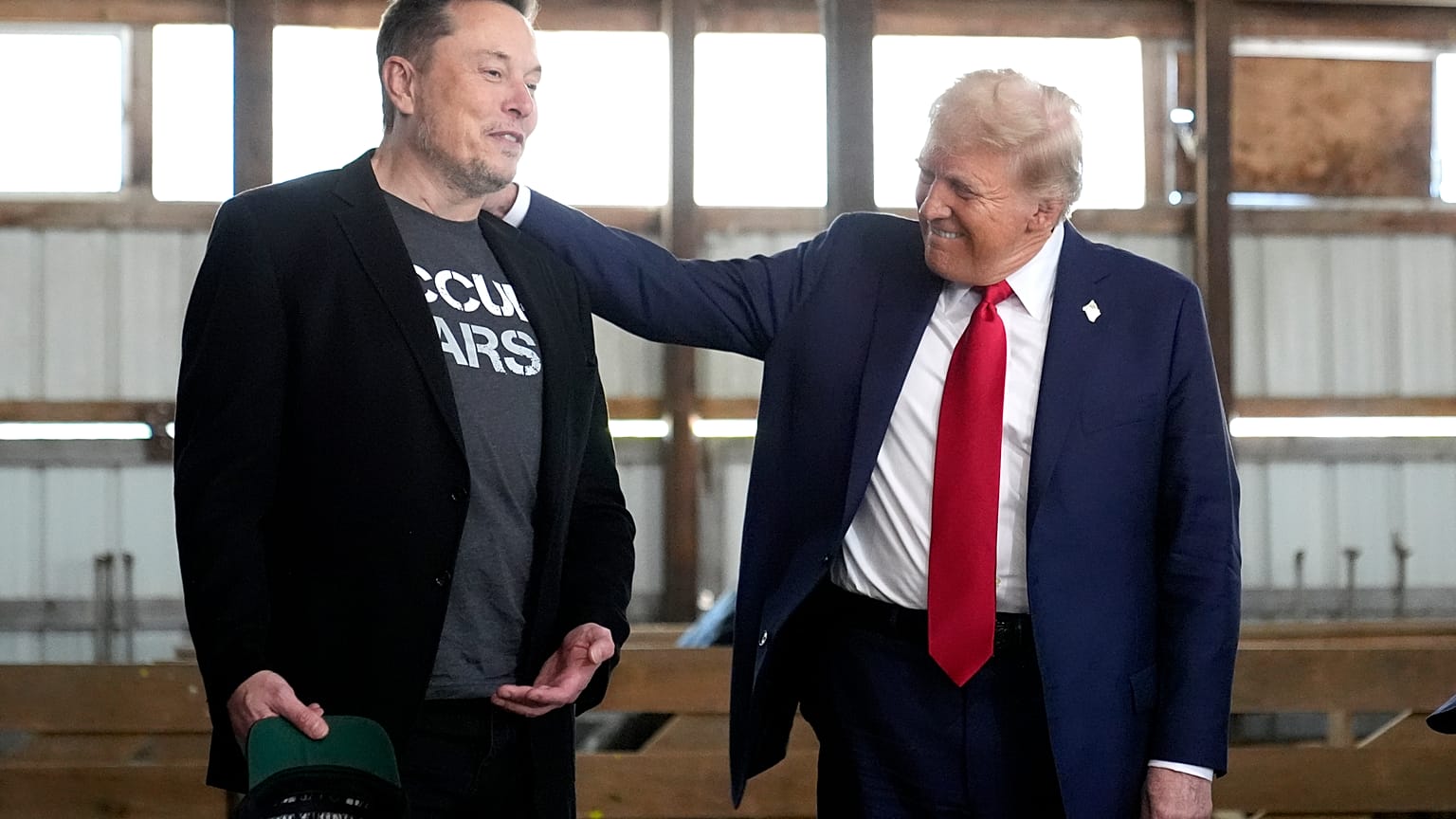 DOSYA - Tesla ve SpaceX CEO'su Elon Musk, solda ve Donald Trump, sağda, Ekim ayında.