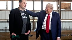DOSYA - Tesla ve SpaceX CEO'su Elon Musk, solda ve Donald Trump, sağda, Ekim ayında.