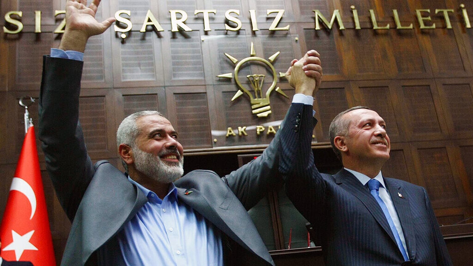 Premier Hamasu w Strefie Gazy Ismail Haniyeh, po lewej, i jego turecki odpowiednik Recep Tayyip Erdogan salutują razem w parlamencie w Ankarze, Turcja, 3 stycznia 2012 r.