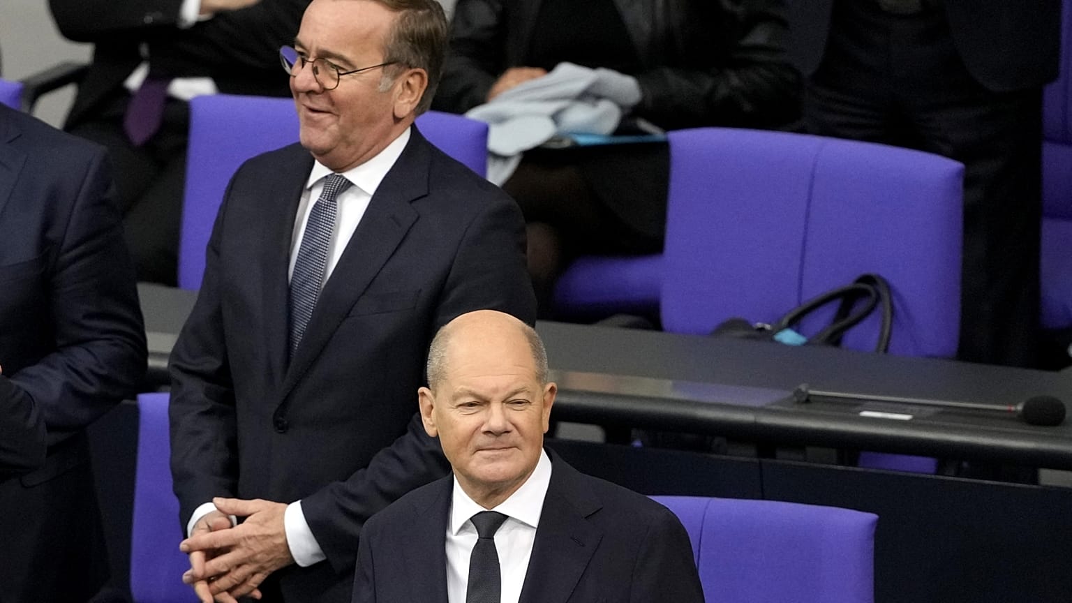 Olaf Scholz, mögötte lehetséges riválisa, Boris Pistorius védelmi miniszter