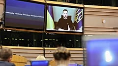 O Presidente Volodymyr Zelenskyy durante o seu discurso no Parlamento Europeu.