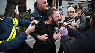 Les manifestations se sont poursuivies 24 heures sur 24 à Tbilissi mardi, malgré les tentatives de la police géorgienne de disperser le rassemblement.