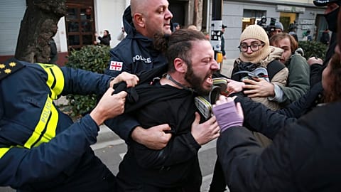 Les manifestations se sont poursuivies 24 heures sur 24 à Tbilissi mardi, malgré les tentatives de la police géorgienne de disperser le rassemblement.