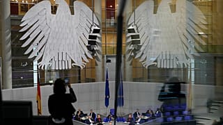 Eine Frau auf der Pressetribüne macht ein Foto während einer Sitzung des Deutschen Bundestages in Berlin, Deutschland, Donnerstag, 7. November 2024.