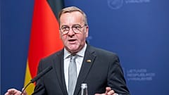 O ministro da Defesa alemão, Boris Pistorius, fala durante uma conferência de imprensa conjunta na sede do governo na Lituânia, quinta-feira, 26 de setembro de 2024. 