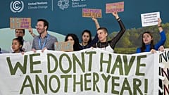 Activistes en faveur du climat, brandissant une où est écrit « Nous n'avons pas une autre année ! » COP29, à Bakou en Azerbaïdjan, le 19.11.2024