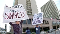  Fort Worth, Teksas'tan Dave West, solda ve kardeşi Larry West, ABD Katolik Piskoposlar Konferansı'nın Haziran 2002'de toplanacağı otelin önünde gösteri yapıyorlar.