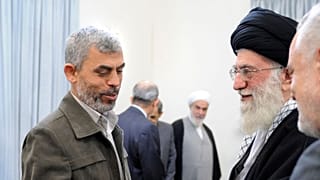 علی خامنه‌ای، رهبر ایران در سال ۲۰۱۲ با یحیی سنوار فرمانده سابق حماس دیدار می‌کند