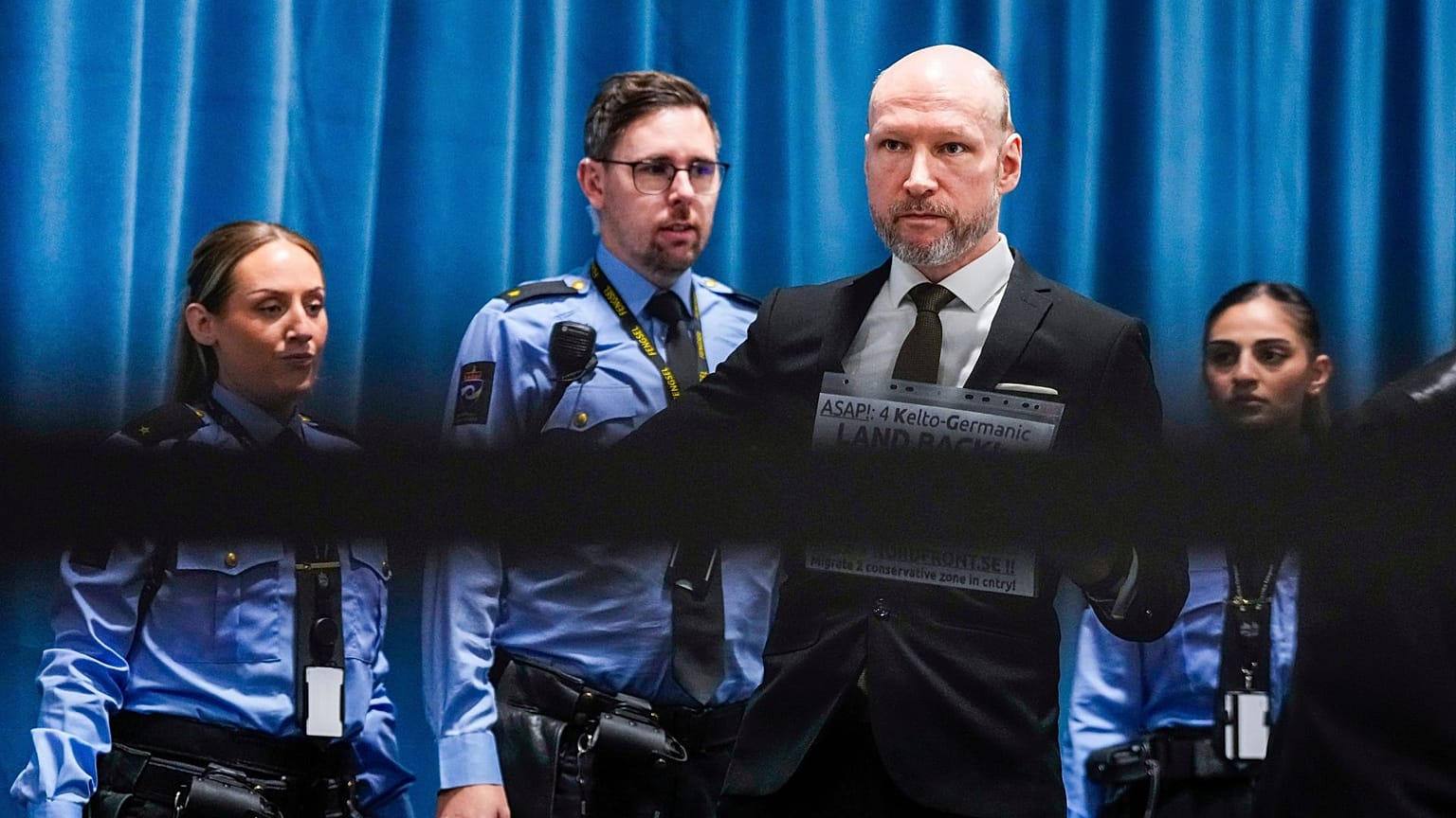 Anders Behring Breivik, 19 Kasım 2024 tarihinde Fjotolf Hansen'in şartlı tahliye dilekçesinin mahkeme tarafından işleme konulmasının birinci günü için mahkeme salonuna geldi.