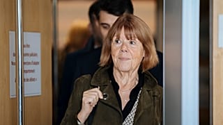 Жизель Пелико выходит из здания суда в Авиньоне, 16 октября 2024 года.