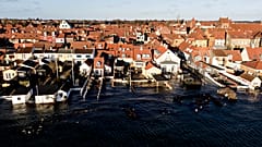 Inundações nas áreas em redor de Fiskergade e Tvaergade em Kerteminde, Funen, Dinamarca, sexta-feira, 22 de dezembro de 2023.