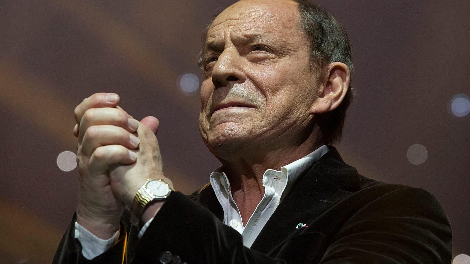 Fransız besteci ve şarkıcı Charles Dumont, Grand Prix SACEM 2013 sırasında alkışları kabul ediyor.