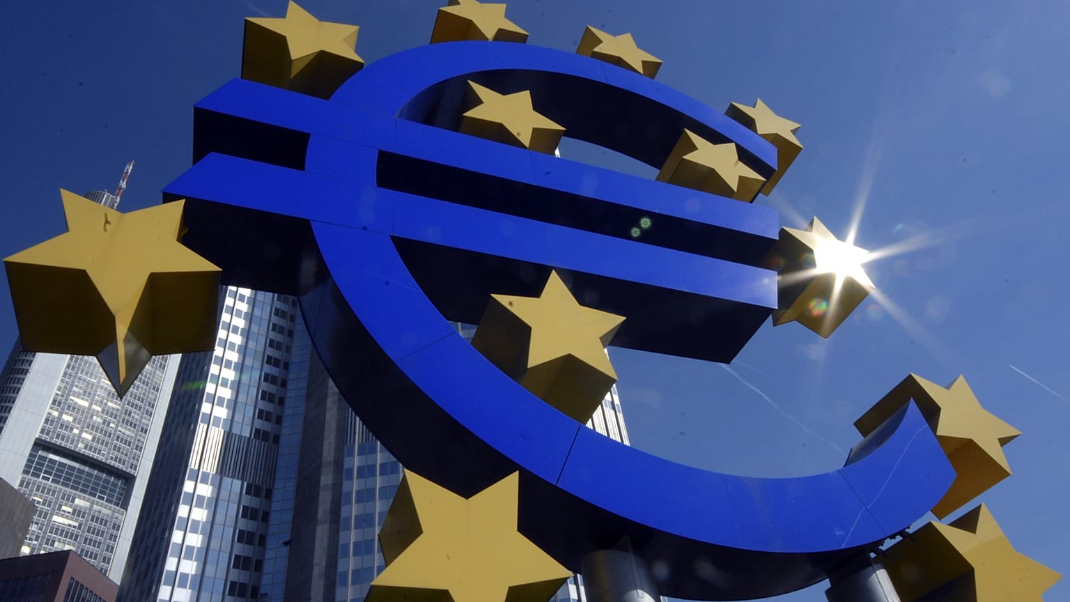 L'insegna dell'euro è visibile davanti alla Banca Centrale Europea a Francoforte, nella Germania centrale, venerdì 21 settembre 2007. 