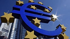 Euro işareti, Almanya'nın merkezi Frankfurt'taki Avrupa Merkez Bankası'nın önünde görülüyor, 21 Eylül 2007