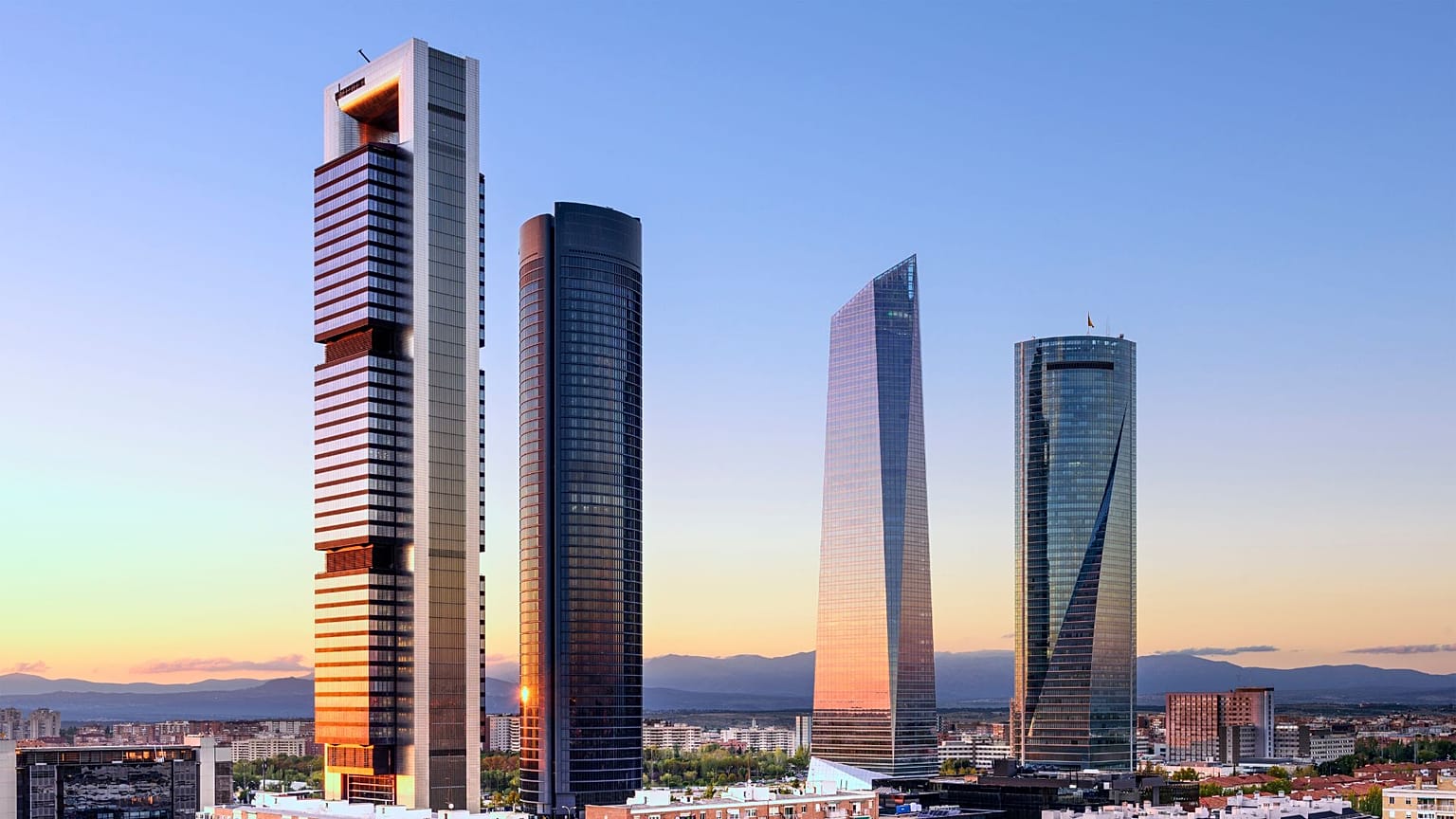 A Torre de Cristal de Madrid (segunda a contar da direita) na zona empresarial Cuatro Torres da cidade