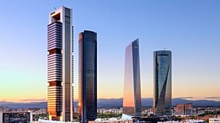 Madrid'in Cuatro Torres İş Bölgesi'ndeki Torre de Cristal (sağdan ikinci)
