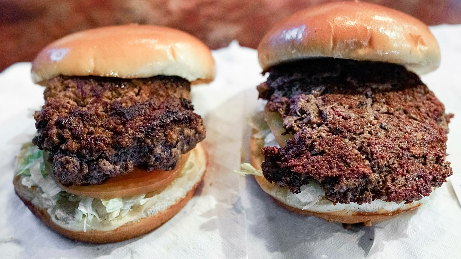 Una hamburguesa convencional de ternera a la izquierda y una hamburguesa vegetal que contiene proteínas de trigo y patata, así como aceite de coco a la derecha.