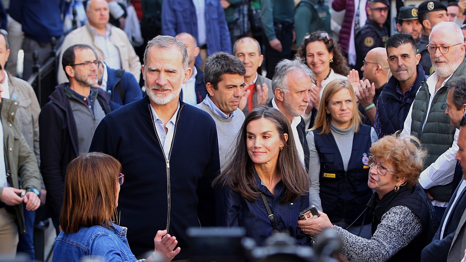 Reis de Espanha regressam a Valência após tumultos em Paiporta
