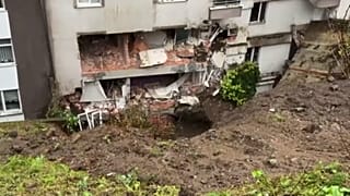 Rize'nin Çayeli ilçesinde gece boyu süren şiddetli yağışların ardından heyelan meydana geldi. 