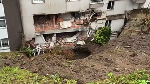 Rize'nin Çayeli ilçesinde gece boyu süren şiddetli yağışların ardından heyelan meydana geldi. 