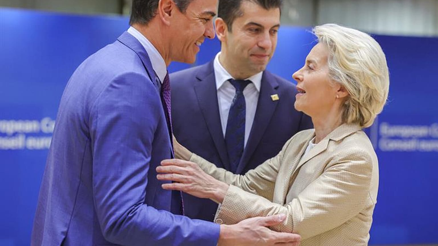 Pedro Sánchez junto a la presidenta de la Comisión Ursula von der Leyen