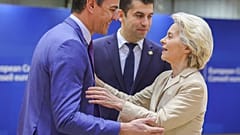 Pedro Sánchez junto a la presidenta de la Comisión Ursula von der Leyen