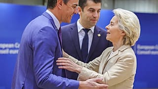 Pedro Sánchez junto a la presidenta de la Comisión Ursula von der Leyen