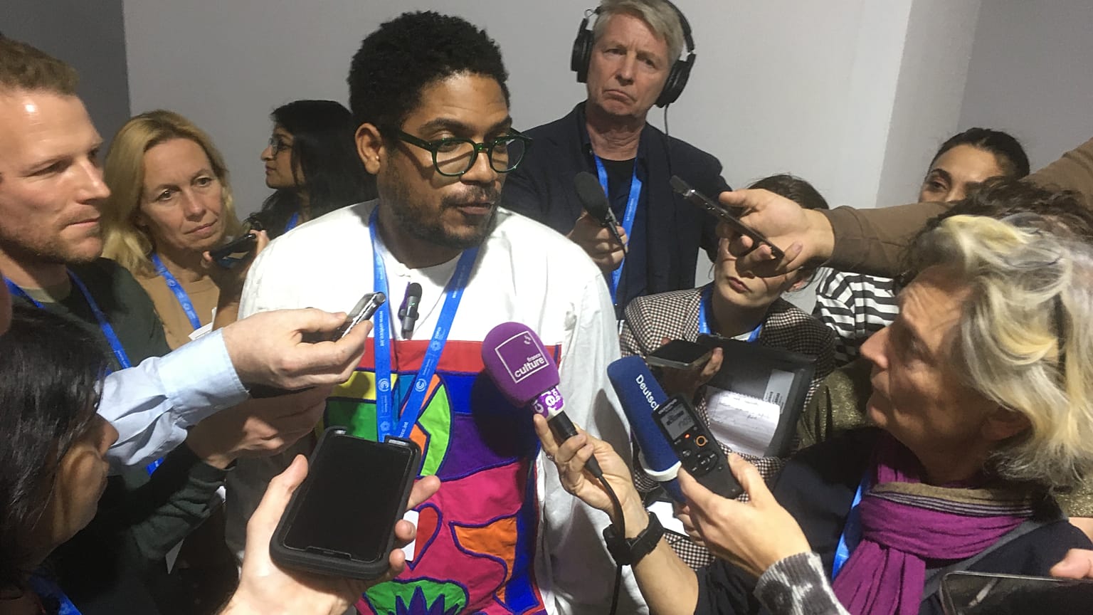 Michai Robertson parla alla stampa alla COP29, Baku