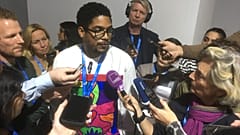Michai Robertson fala à imprensa na COP29, em Baku