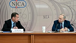 Rusya Güvenlik Konseyi Başkan Yardımcısı Dmitri Medvedev, Rusya Devlet Başkanı Vladimir Putin ile beraber, 13 Haziran 2024