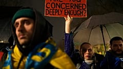 Pessoas participam num protesto para assinalar os 1000 dias desde a invasão russa da Ucrânia, em frente à embaixada russa em Berlim, Alemanha, terça-feira, 19 de novembro de 2024.