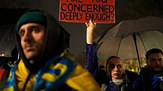 Pessoas participam num protesto para assinalar os 1000 dias desde a invasão russa da Ucrânia, em frente à embaixada russa em Berlim, Alemanha, terça-feira, 19 de novembro de 2024.