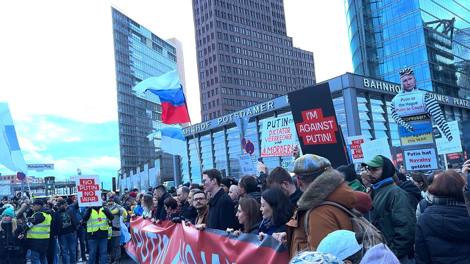 Die russischen Oppositionellen Julia Nawalnaja, Ilja Jaschin und Wladimir Kara-Murza organisierten in Berlin eine Demonstration gegen den Krieg in der Ukraine.
