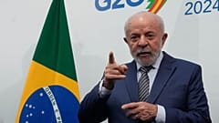 O Presidente do Brasil, Luiz Inácio Lula da Silva, discursa durante a Cimeira do G20, no Rio de Janeiro.